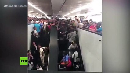 Télécharger la video: Pasajeros caen por las escaleras eléctricas de una estación saturada en el metro de CDMX