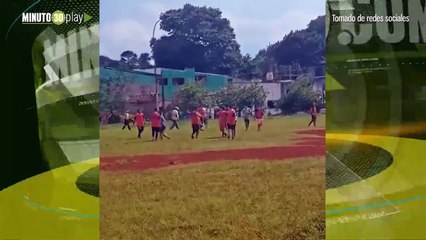 Árbitro no sacó roja, sacó un puñal en contra de un jugador de fútbol