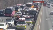 서울요금소 인근에서 차량 5대 추돌사고...1명 심정지·1명 중상 / YTN