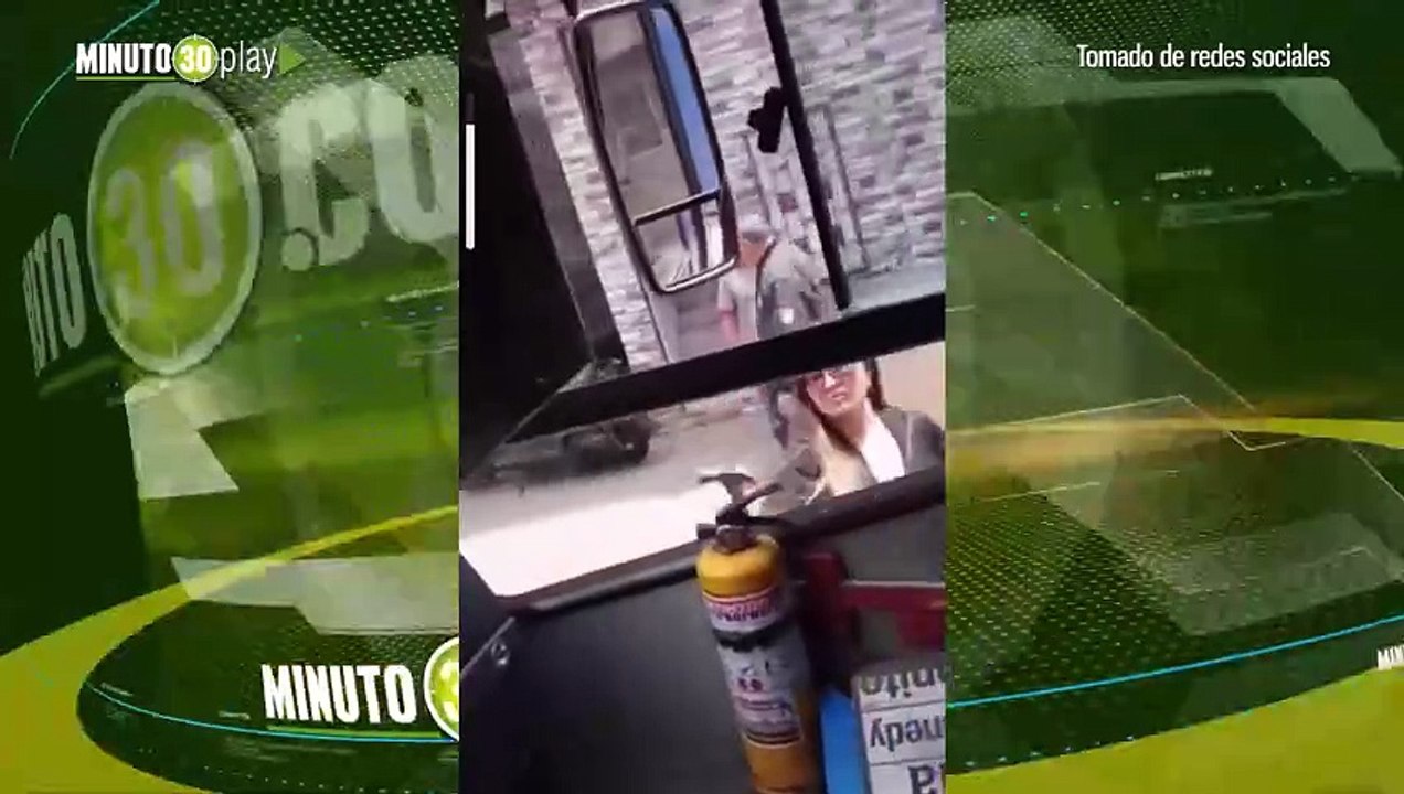 Una mujer rompió los vidrios de un SITP con un martillo en medio de una discusión