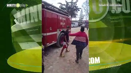 A piedra y palos son atacados los bomberos de Bogotá por migrantes venezolanos