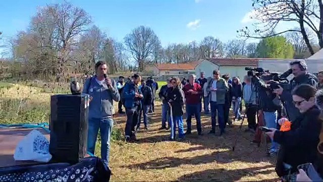 Un an après Sainte-Soline : les opposants aux bassines rendent hommage aux blessés