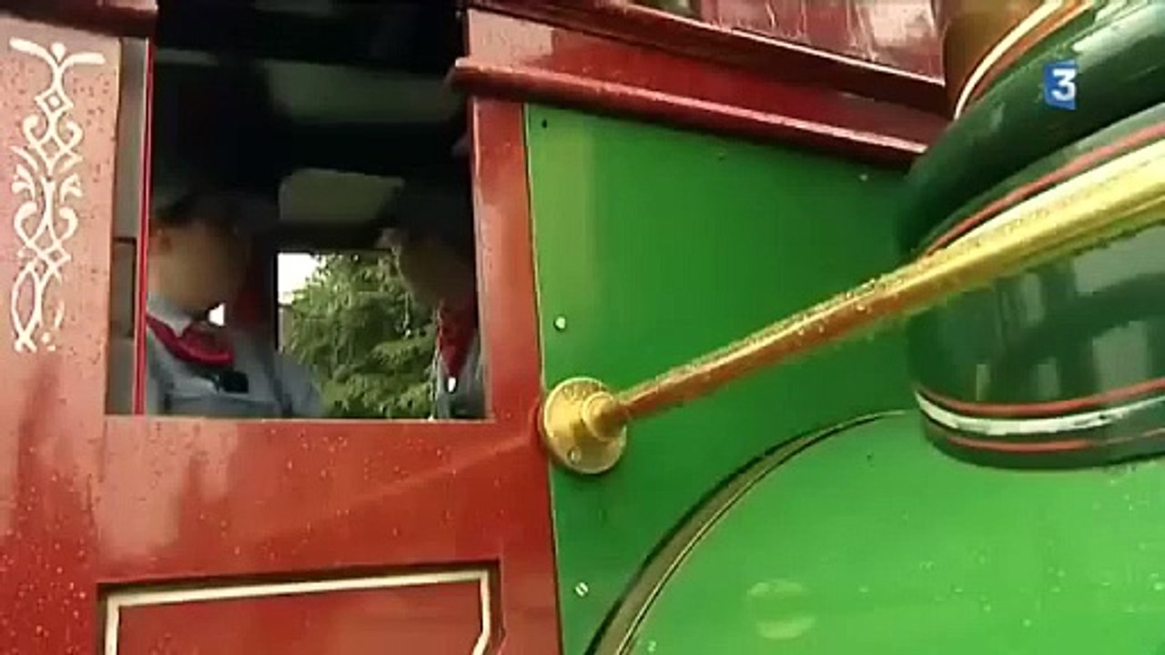 Extrait d'un reportage du JT de France 3 à l'occasion des 20 ans de Disneyland Paris / Un couple a vécu 15 ans dans un parc Disney !