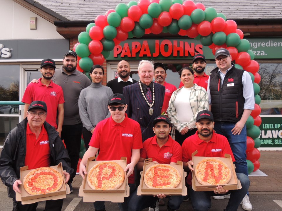 Mayor opens Papa Johns pizza in Sleaford