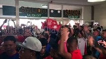 26-11-18 Hinchas de Medellín lo reciben en aeropuerto Olaya Herrera