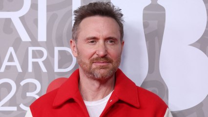 GALA VIDEO - David Guetta papa à 56 ans : cette façon bien à lui de donner le biberon