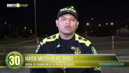 Video herunterladen: En Bogotá, falsos policías le sacaron arma a unos ciudadanos para robarles sus celulares