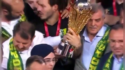Tension dans la cérémonie de coupe ! Le gouverneur de Şanlıurfa et l'ancien président du club se sont affrontés devant les caméras
