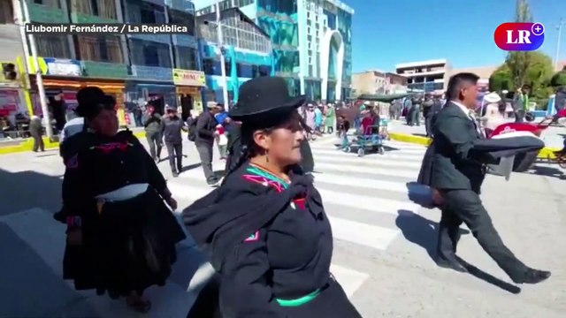 DEUDOS de FALLECIDOS en PUNO en protestas contra BOLUARTE izaron bandera BLANCA y NEGRA | #LR