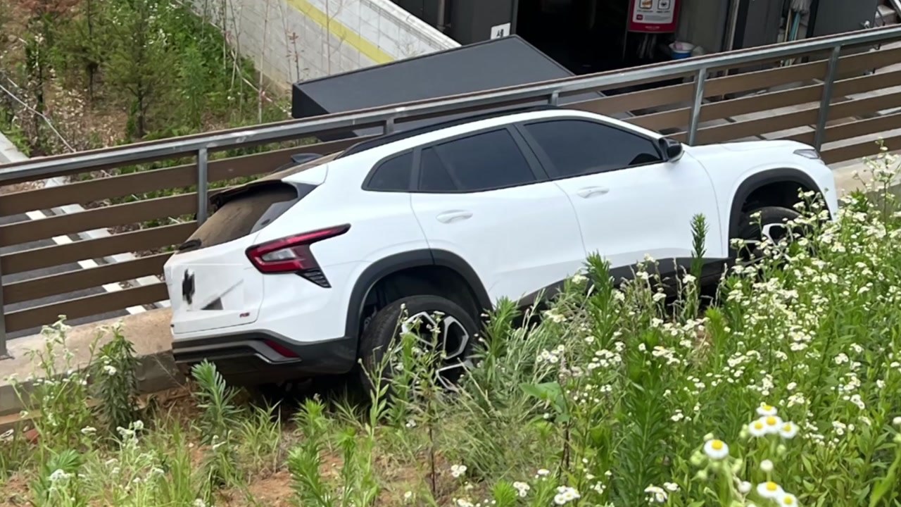 언덕 아래로 SUV 추락...운전자 경상 / YTN