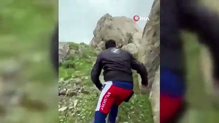 Yeni doğan yavru dağ keçisini gören motosiklet tutkunlarının heyecanı gülümsetti