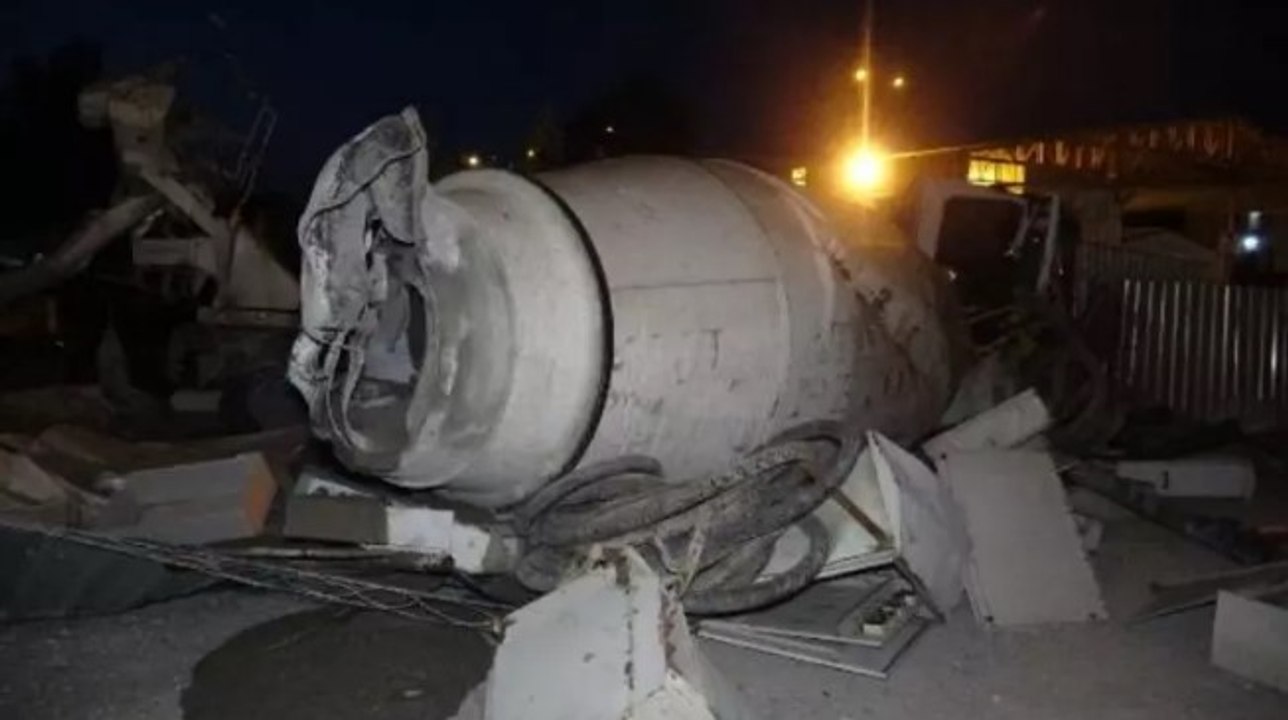 İzmir'de kontrolden çıkan beton mikseri 15 metre yüksekten inşaat sahasına uçtu
