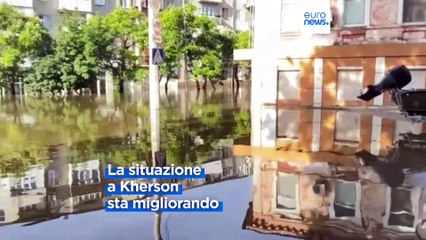 Kherson, scende il livello dell'acqua. I soccorritori al lavoro per aiutare gli sfollati