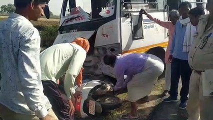 बस के चालक ने स्कूटी में मारी टक्कर, दंपती समेत किशोरी घायल