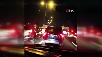 Tem Otoyolunda Yakalanmamak İçin Minibüsün Üstüne Çıkan Kaçak Göçmenler Kamerada