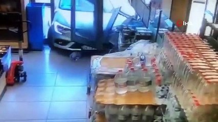 Otomobili markete daldı... O anlar kameraya böyle yansıdı