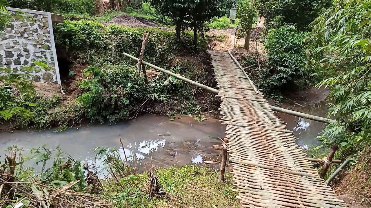 Uji Adrenalin Jembatan Bambu