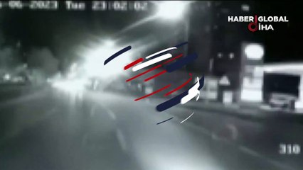 Yoldan çıkan halk otobüsünün tramvay yoluna girmesi kamerada