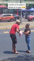 ¿Qué habrá hecho? Joven suplica y pide perdón de rodillas a su pareja