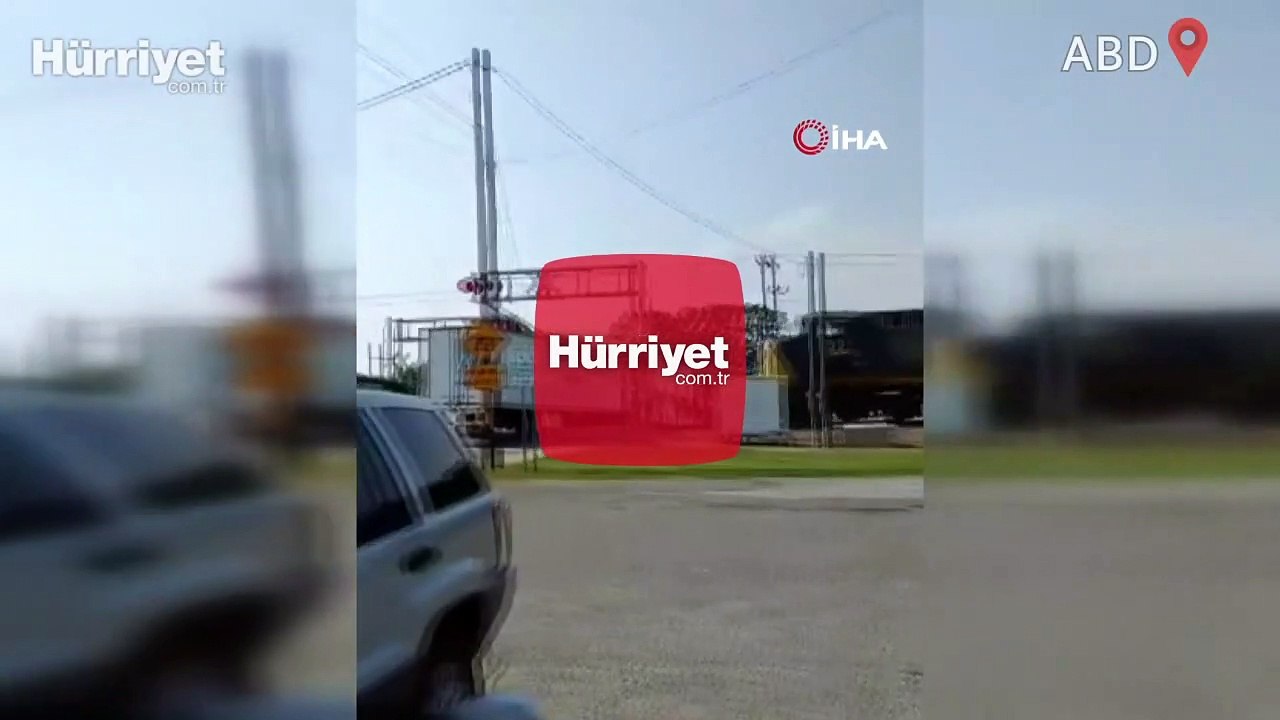 Yük treni hemzemin geçitteki kamyonu biçti