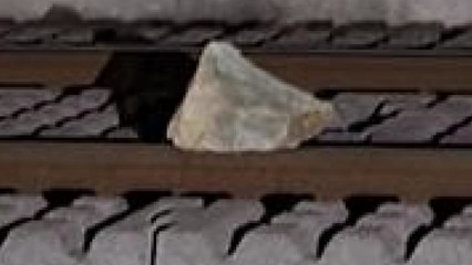 KTX 선로 위에 돌덩이 올린 10대..."일부러 그랬다고 진술" / YTN