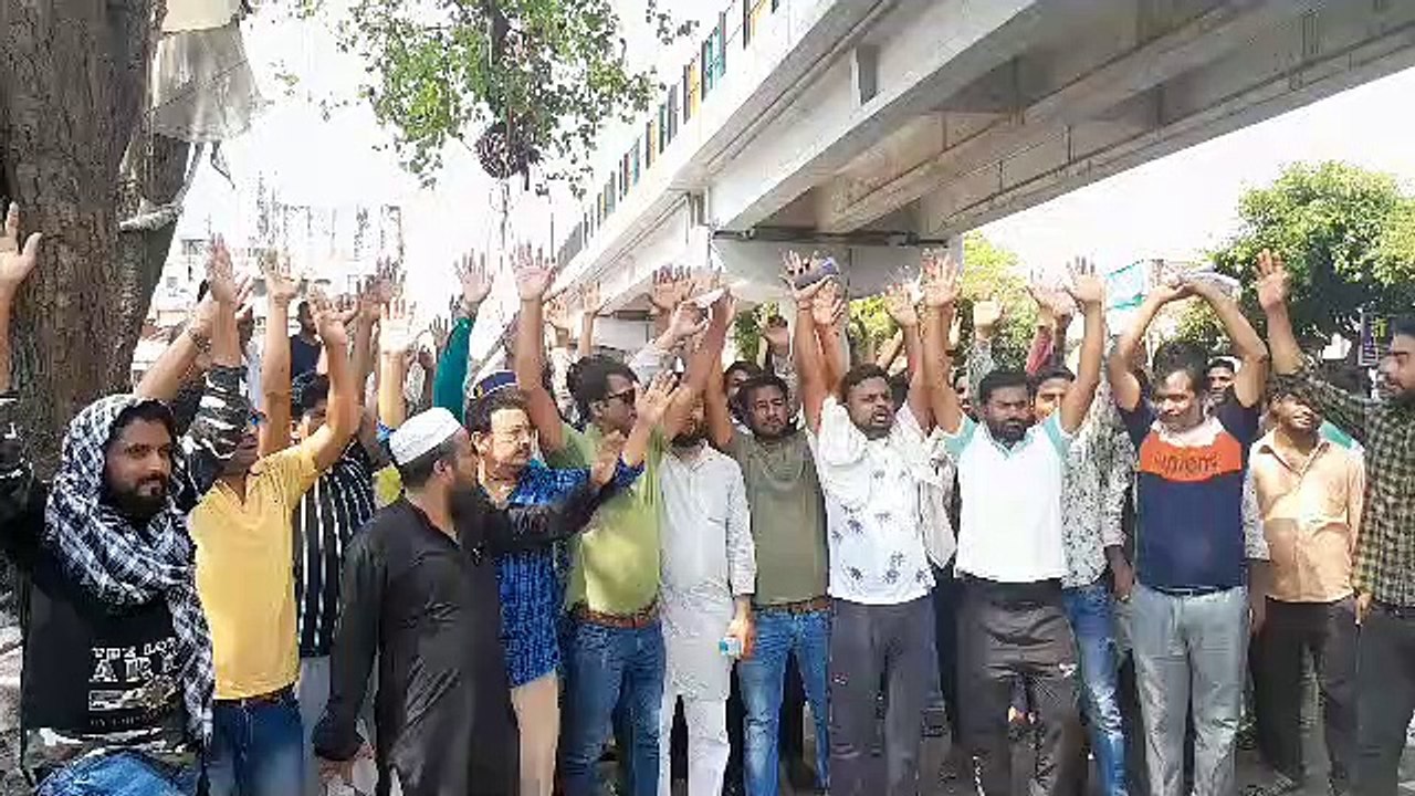 Video: लखनऊ के नक्खास बाजार के व्यापारियों ने पुलिस   पर जबरदस्ती दुकान बंद कराने का लगाया आरोप, किया प्रदर्शन