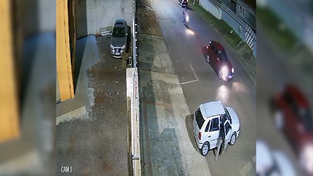 Gol placas AJJ-8834 foi furtado no Bairro Brasília; Ladrões são flagrados dando tranco no veículo