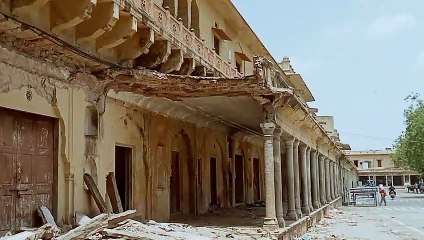 स्मार्ट सिटी के हाल... दरक रहे बरामदे, गिर रहा प्लास्टर ... देखें वीडियो