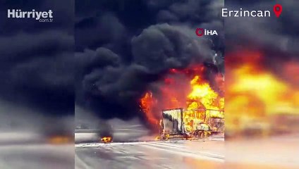 Erzincan'da kimyasal malzeme yüklü TIR ile başka bir TIR'ın çarpışması sonucu yangın çıktı