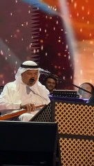 لحظة الاحتفال بعيد ميلاد محمد عبده