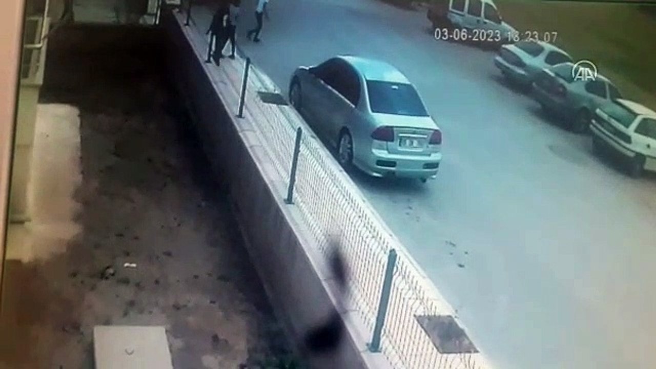 Çorum'da belediye otobüsünün çocuğa çarpması kamerada