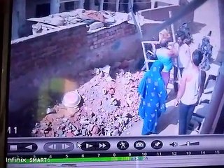 घर में घुसकर तलवार व ईंटों से किया हमला, सामने आया वीडियो