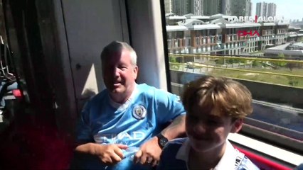 Dev final öncesi renkli anlar... Manchester City ve Inter taraftarları metroda tezahüratlarla stada geliyor