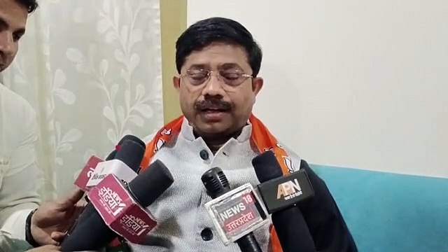 झांसी पहुंचे नंदी ने अखिलेश पर साधा निशाना, बोले- कभी कलावा बांधने में आती थी शर्म, अब घूम रहे मंदिर-मंदिर