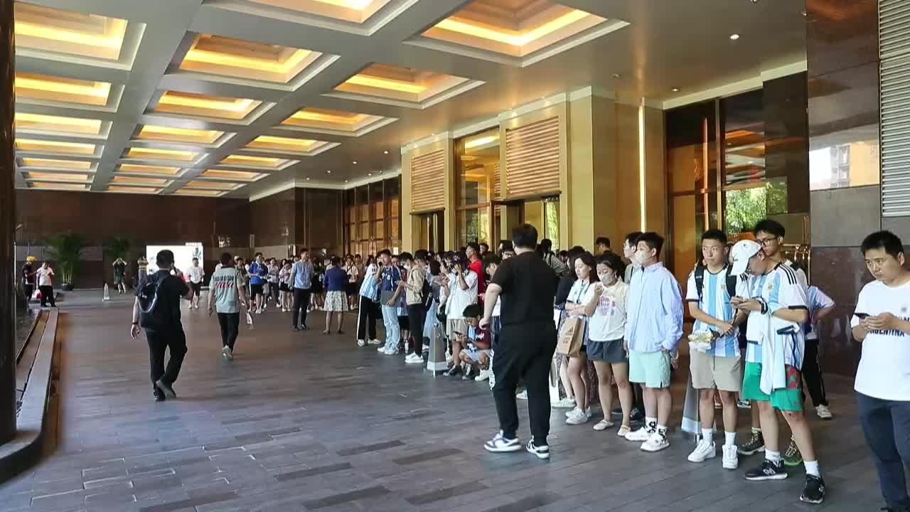 Aficionados esperan a Messi en el hotel de Pekín