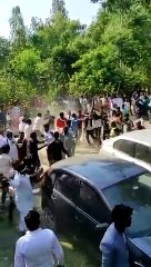 वीडियो में देखे : डीजे पर डांस करने के लिए बारातियों से भिड़े बाराती, जमकर चले लाठी डंडे और पत्थर