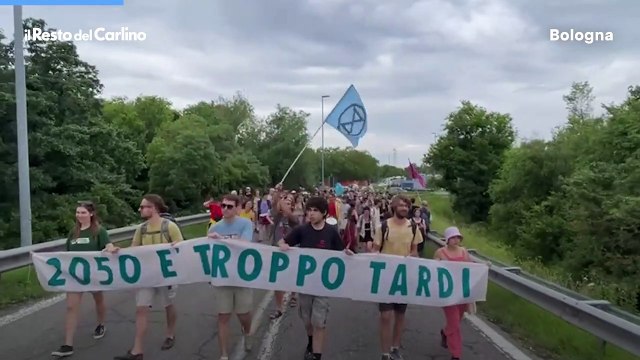 Tangenziale occupata, a Bologna il corteo degli attivisti per il clima