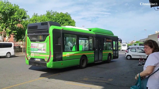 Grandi manovre degli autobus al piazzale della stazione ferroviaria