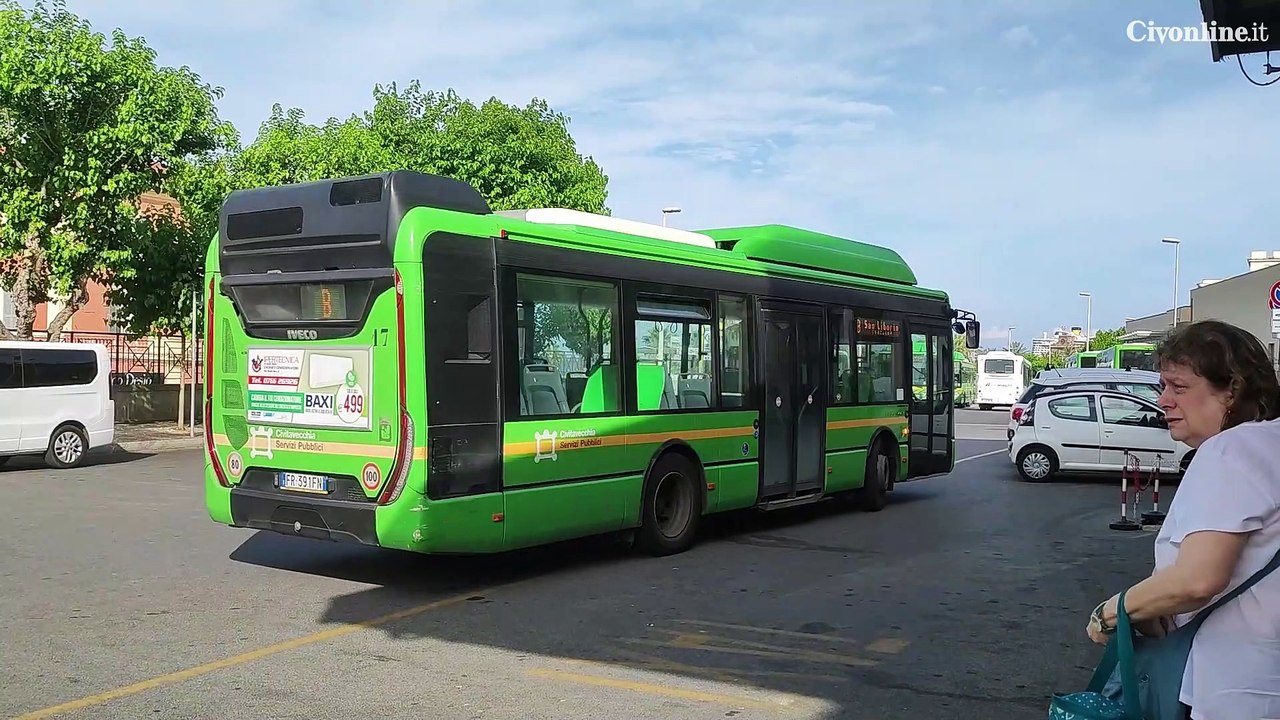 Grandi manovre degli autobus al piazzale della stazione ferroviaria