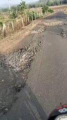 उधड़ गई 54 लाख की प्रधानमंत्री सडक़, गायब हो गया डामर, निकल आए पत्थर