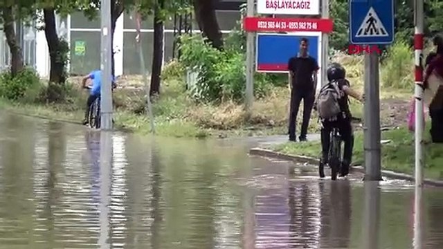 KAYSERİ'DE SAĞANAK; CADDE VE SOKAKLAR SUYLA DOLDU, RÖGAR KAPAKLARI YERİNDEN ÇIKTI