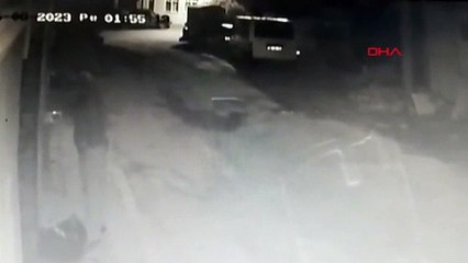 Un voleur en train de voler des vêtements sur un balcon à Bafra est filmé par une caméra de sécurité