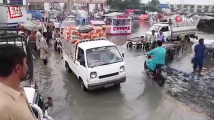 Pakistan’ı fırtına vurdu