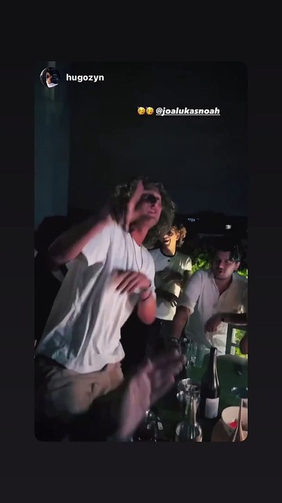 Joalukas Noah a fêté ses 19 ans le 9 juin 2023 en présence de nombreux amis et de sa famille. Ses parents Yannick Noah et Isabelle Camus étaient là.