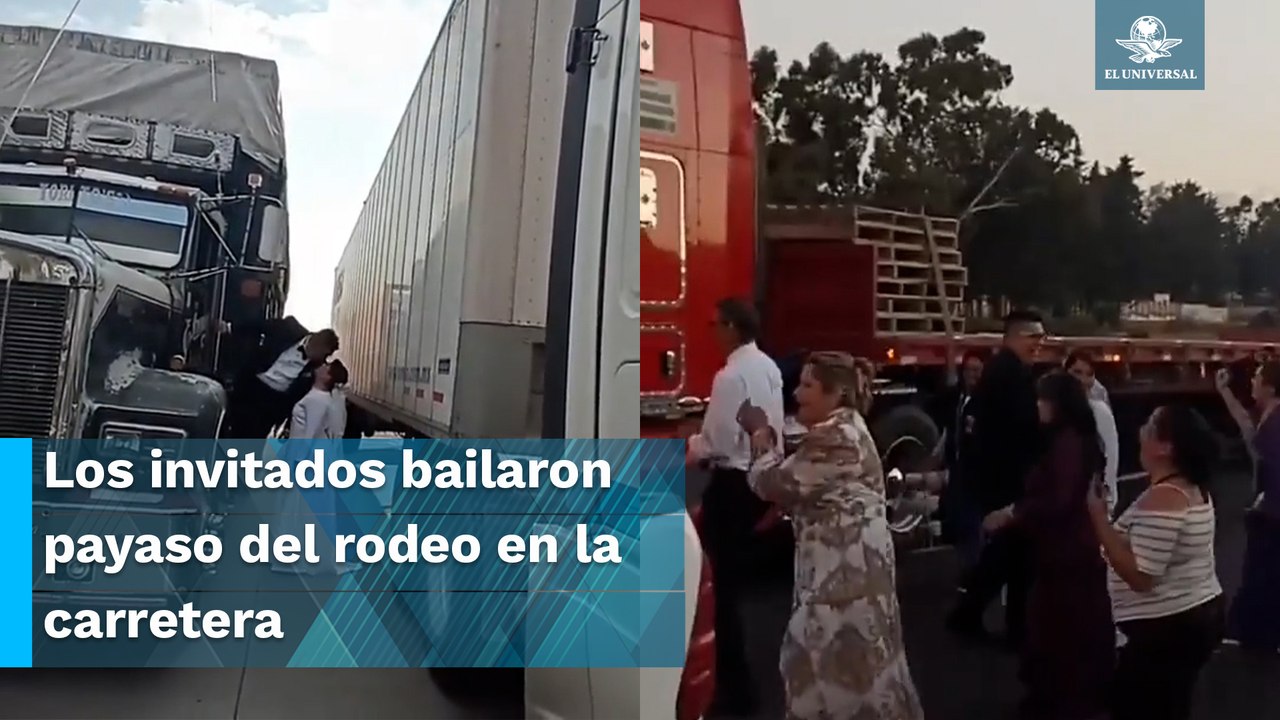 México mágico: Novios arman sesión fotográfica en carretera cerrada por manifestantes