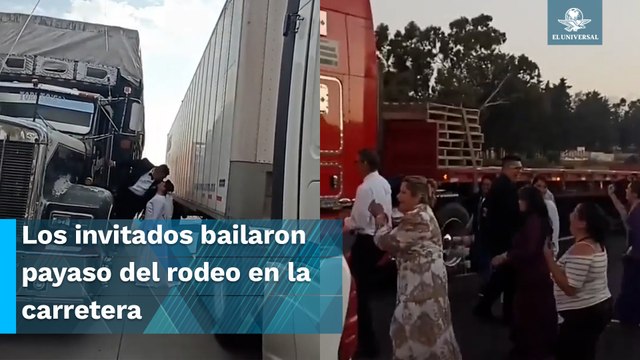 México mágico: Novios arman sesión fotográfica en carretera cerrada por manifestantes