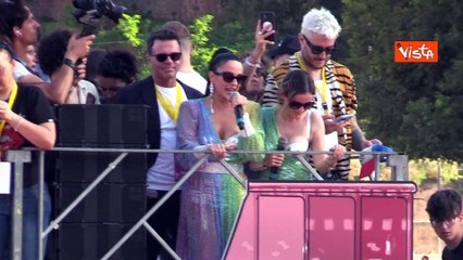 Il passaggio della parata del Roma Pride all'ombra del Colosseo