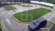 Abuelita realiza prueba de conducir y termina destruyendo su carro