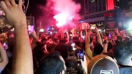 LES FANS DE MANCHESTER CITY CÉLÈBRENT LE CHAMPIONNAT À TAKSİM