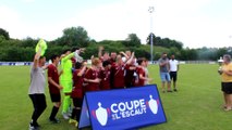 La remise de la coupe de l'Escaut aux jeunes U14 par le président du SCA;
